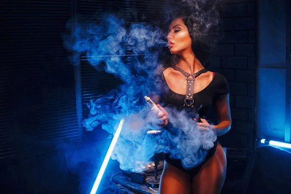 seksi kadın sigara elektronik sigara, vape mod kavramı