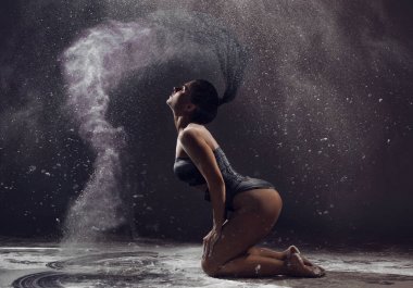 Sanat perfomance - dansçı bulutu içinde hareket