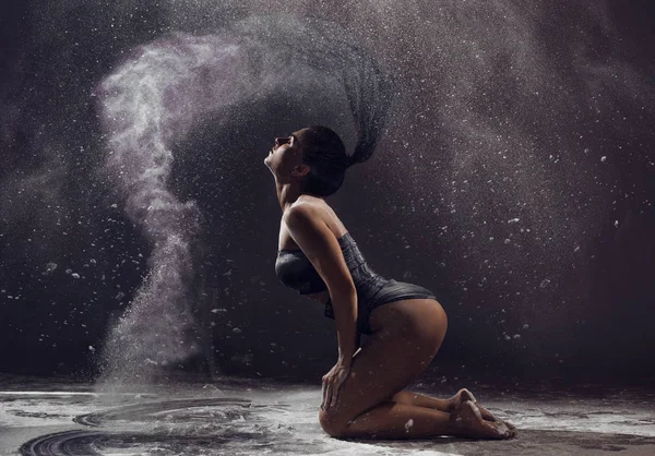 Sztuka perfomance - tancerz porusza się w chmurze pyłu — Zdjęcie stockowe