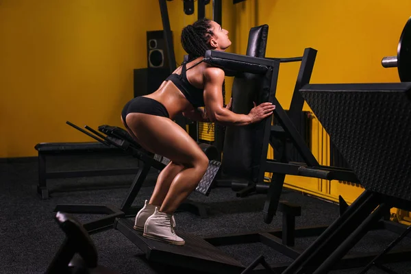 Hermosa atleta mujer haciendo ejercicio en el gimnasio . — Foto de Stock