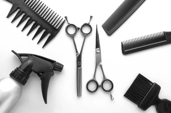 Peines y herramientas de peluquería en salón de belleza sobre fondo blanco copyspace vista superior — Foto de Stock
