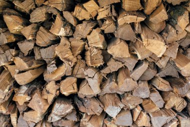 Doğal ahşap arka, closeup kıyılmış yakacak odun. Yakacak odun yığılmış ve ahşap günlükleri yığını kışa hazır. Bir yığın üzerinde kıyılmış yakacak odun.
