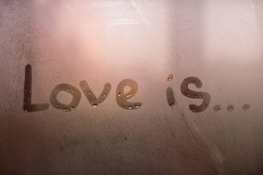 Sonbahar yağmur, terli cam - aşk üzerinde yazıt olduğunu