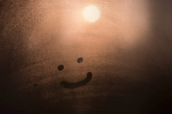 Chuva de outono, inscrição em vidro suado. sorriso, tristeza — Fotografia de Stock