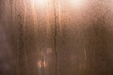 Terli bir cam üstünde su damlaları