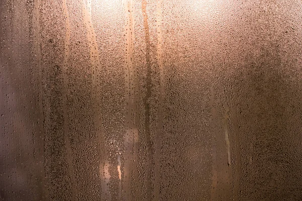 Terli bir cam üstünde su damlaları