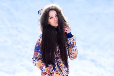 Kış zamanında mutlu genç kadın