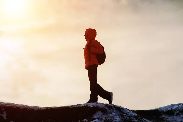 Mujer viajero senderismo en las montañas de invierno, trekking en invierno — Foto de Stock