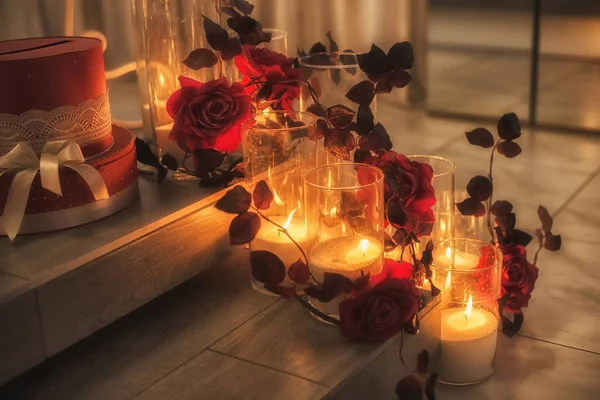 Kaarsen. Decoratieve kaarsen branden in donker — Stockfoto