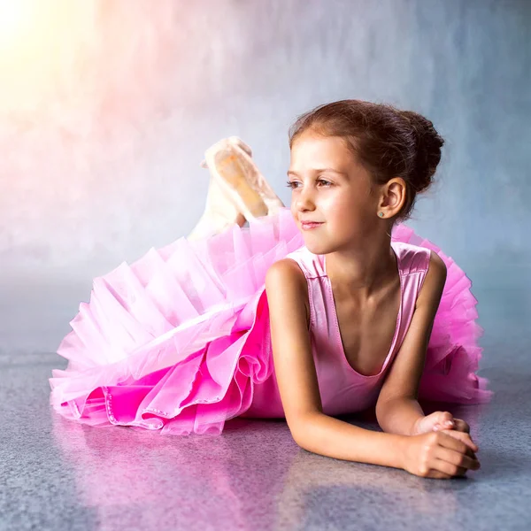 Pembe elbise yerde döşeme içinde genç balerin — Stok fotoğraf