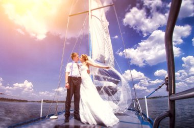 Günbatımı yelken teknenin hareket güverteden zevk çift 