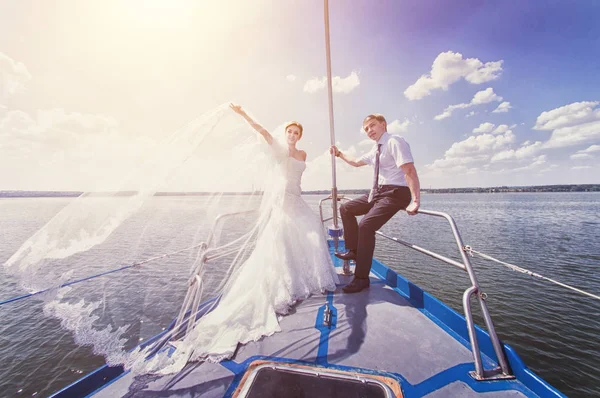 Una coppia appena sposata sullo yacht. Felice sposa e sposo sul loro matrimonio — Foto Stock