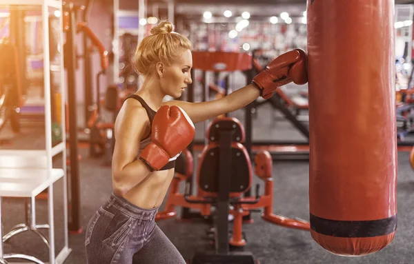 Entrenamiento de boxeadora femenina en gimnasio —  Fotos de Stock