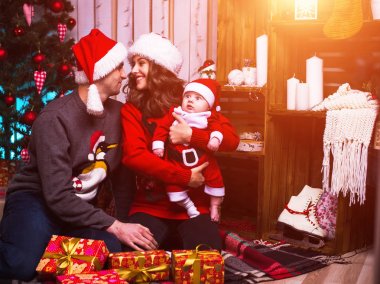 Aile Yılbaşı arifesinde dekore edilmiş Oda