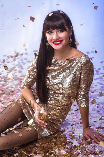 Mujer feliz bajo confeti con copa de champán —  Fotos de Stock