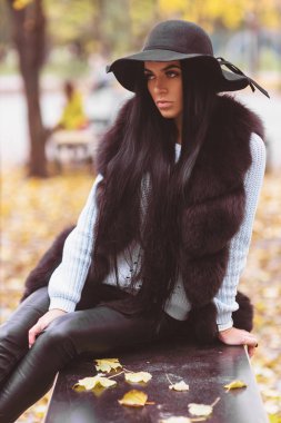 büyüleyici modeli sonbahar Park çok uzun saçlı. Siyah giyen sıradışı mükemmel esmer kadın.