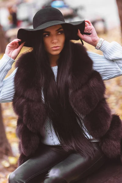 Modelo encantador com cabelo muito longo no parque de outono. Mulher morena perfeita incomum vestindo preto . — Fotografia de Stock