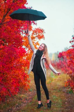 Sonbahar kadın şemsiye - yağmur altında Sonbahar sezonu güzel kız ile