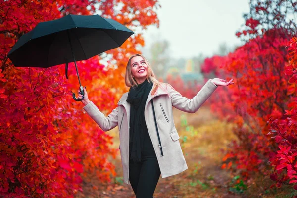 Mujer feliz con paraguas buscando lluvia. Mujer con abrigo gris en otoño —  Fotos de Stock