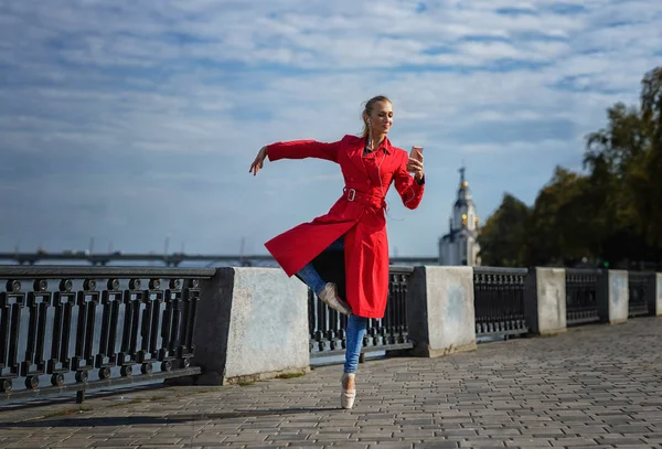 Hermosa bailarina de baile en la ciudad y leer el libro. concepto de inspiración. mujer en auriculares escuchar la música — Foto de Stock