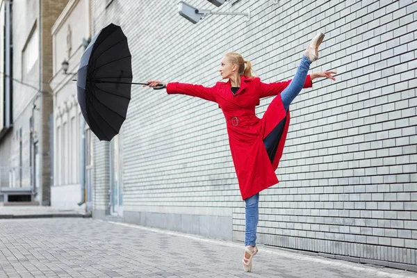 Mulher bailarina dança com guarda-chuva na cidade — Fotografia de Stock