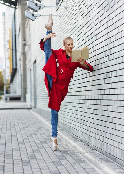 Güzel balerin şehirde dans ve kitap okumak. ilham kavramı — Stok fotoğraf