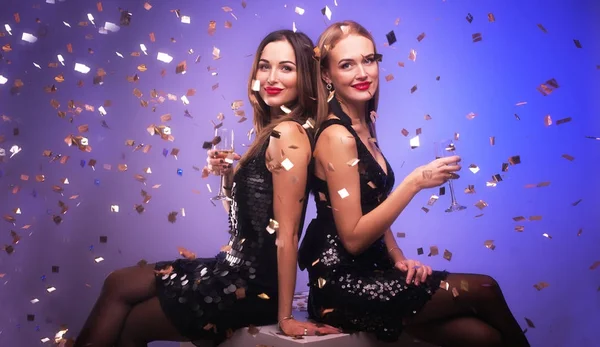 İki güzel genç kadın yılbaşı partide eğleniyor — Stok fotoğraf