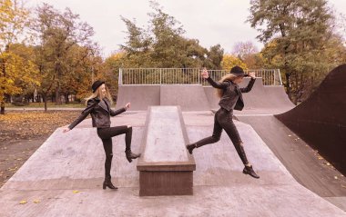 atlama ve şehirde tek tek çalışan iki güzel genç kadın