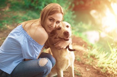 kadın onu köpeklerle Park veya arka bahçesinde oynarken. Sonbahar renkleri. Yaşam tarzı ve dostluk kavramları.