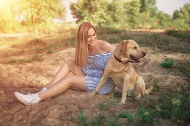 kadın onu köpeklerle Park veya arka bahçesinde oynarken. Sonbahar renkleri. Yaşam tarzı ve dostluk kavramları.