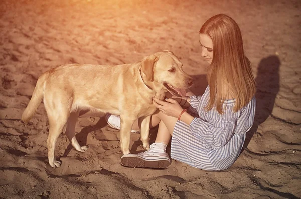 Chica con un perro golden retriever al aire libre —  Fotos de Stock