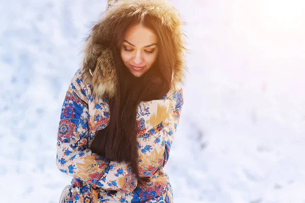 公園で日当たりの良い冬の寒い天気で非常に美しい女性の屋外のポートレート。官能的ブルネット ポーズと楽しい時を過す — ストック写真