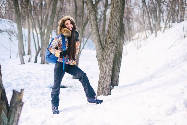 冬の森を一人で歩く女 — ストック写真