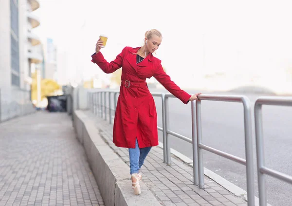 Frumoasă balerină dansând pe o stradă a orașului cu cafea pentru a merge — Fotografie, imagine de stoc