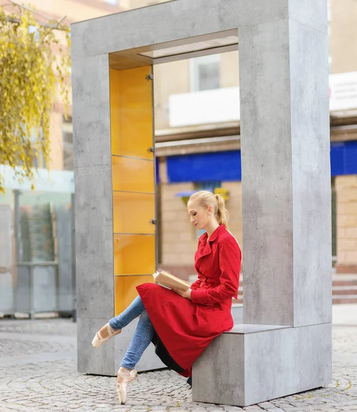 Balerina citește cartea în oraș — Fotografie, imagine de stoc