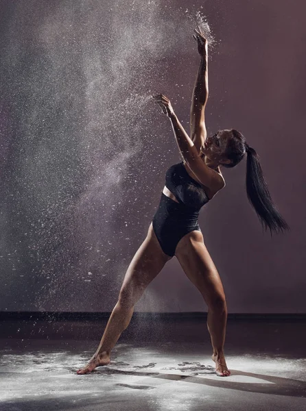 Женщина танцует с мукой или пылью. Концепция танца — стоковое фото