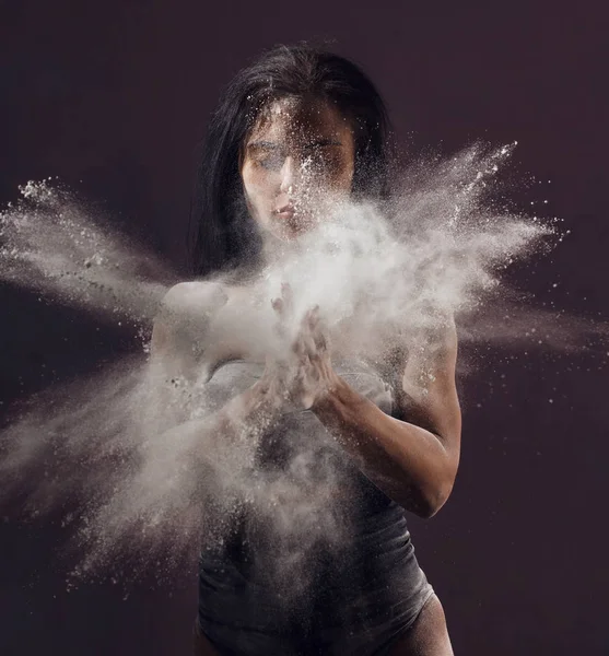 Estúdio retrato de mulher dançando com farinha — Fotografia de Stock