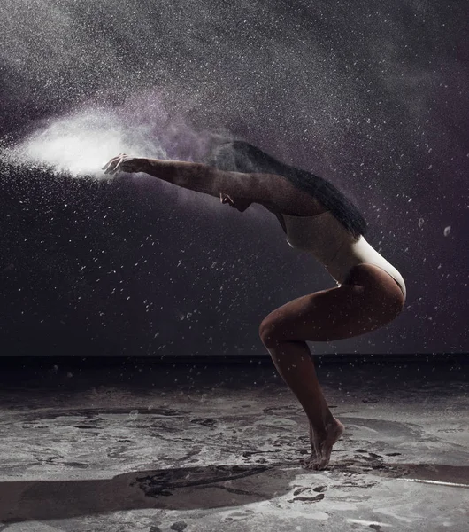 Retrato de estudio de mujer bailando con harina — Foto de Stock