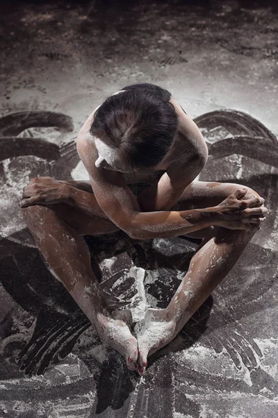 Retrato de estudio de mujer bailando con harina — Foto de Stock