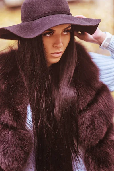 Retrato de moda al aire libre de glamour sensual joven y elegante dama con traje de otoño de moda, sombrero negro, suéter gris y bolso de cuero. Temporada fría.Labios rojos. Ropa de abrigo . —  Fotos de Stock