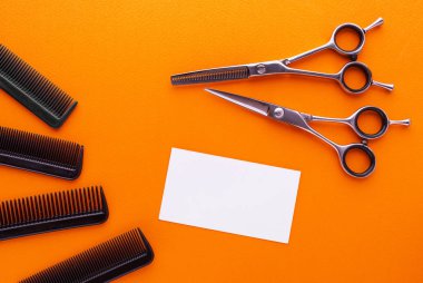 Kuaför araçları kopya alanı ile renk arka plan üzerinde. Üstten Görünüm