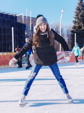 çekici bir genç kadın buz pateni kış aylarında