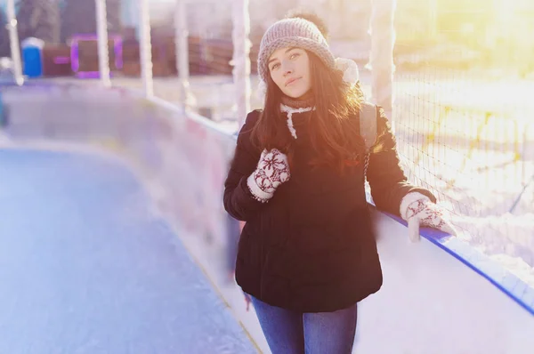 Portrait de jeune femme heureuse amusez-vous à belle journée ensoleillée d'hiver — Photo