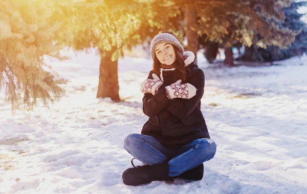 幸せな若い女性の肖像画は、美しい晴れた冬の日に楽しい時を過す — ストック写真