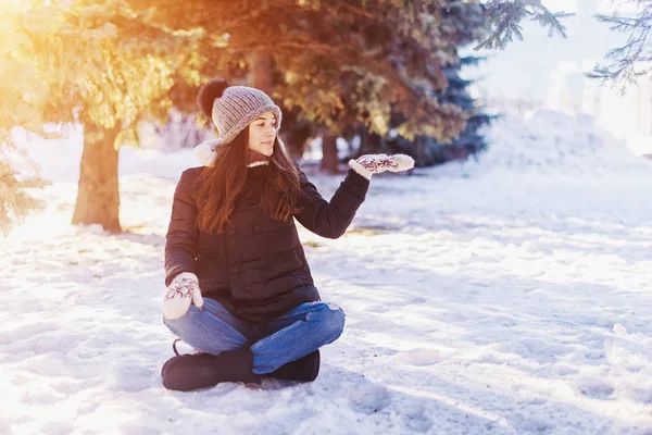 Retrato de mujer joven feliz divertirse en hermoso día de invierno soleado — Foto de Stock