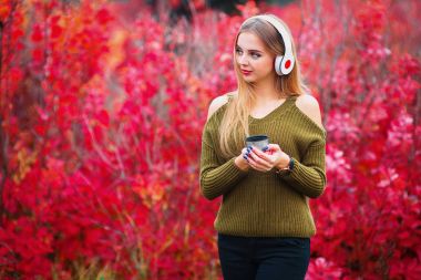 Genç kadın ile müzik oyuncu. Siyah şapkalı kadın