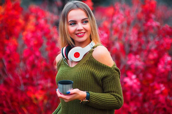 Mujer joven con reproductor de música. Mujer en sombrero negro — Foto de Stock