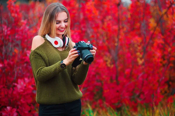 Mulher é um fotógrafo profissional com câmera dslr, ao ar livre e luz solar, Retrato, espaço de cópia . — Fotografia de Stock