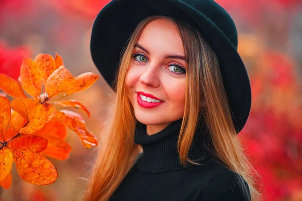 Retrato ao ar livre de uma jovem bela senhora da moda vestindo elegante chapéu de abas pretas . — Fotografia de Stock