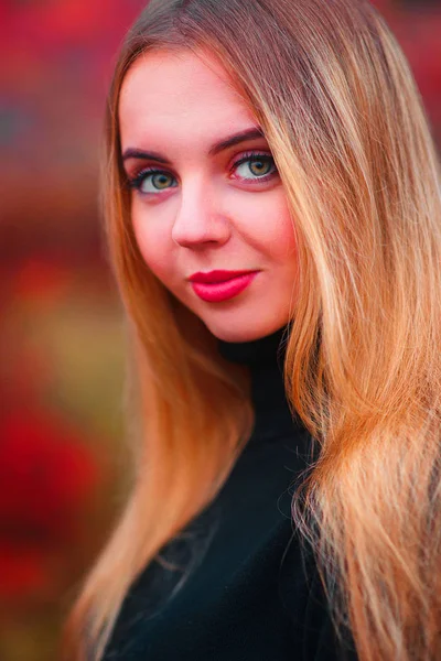 Closeup portrait of a happy young woman smiling — Stock Photo, Image